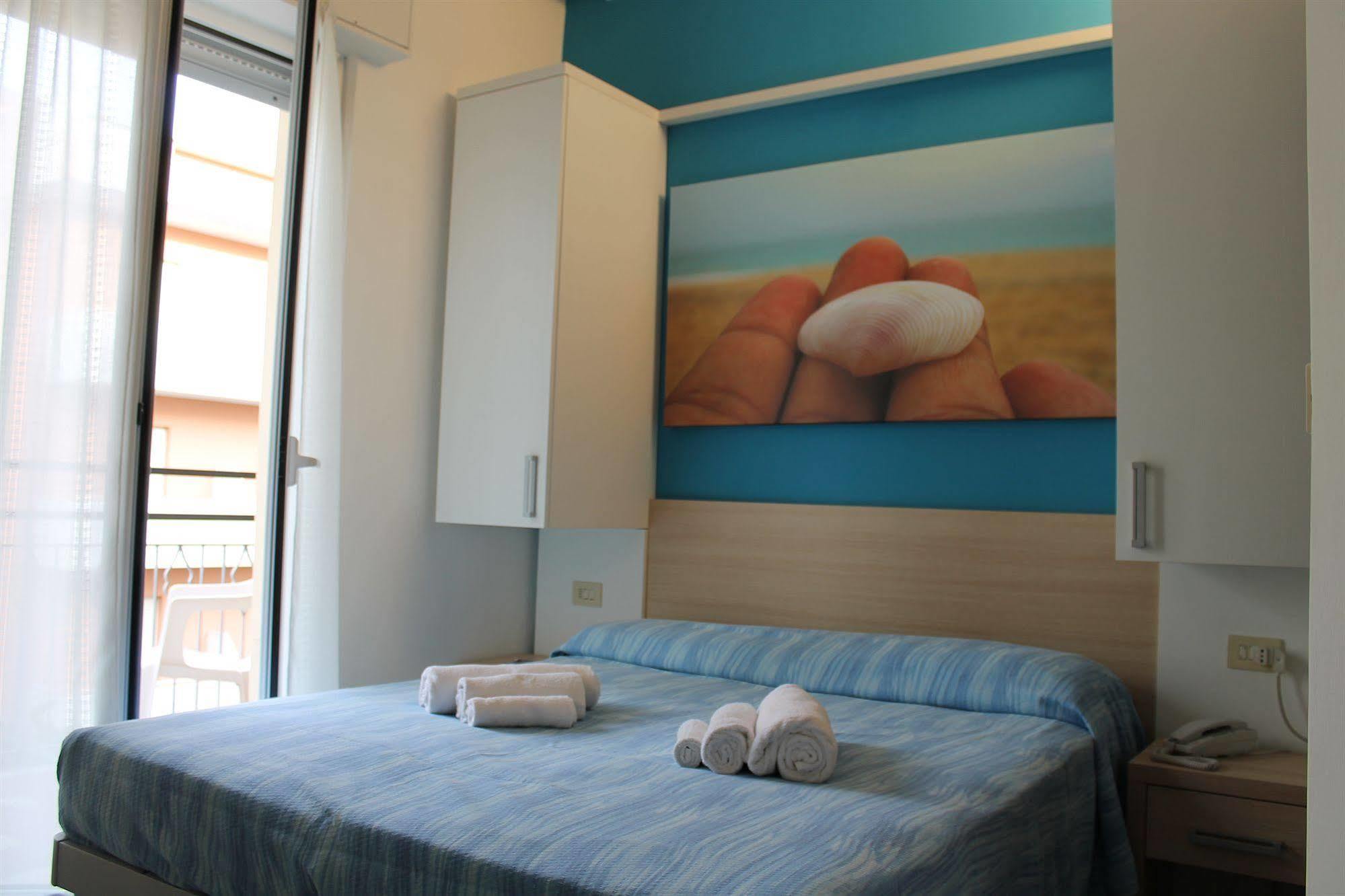 Hotel Esperia Cattolica Exterior photo